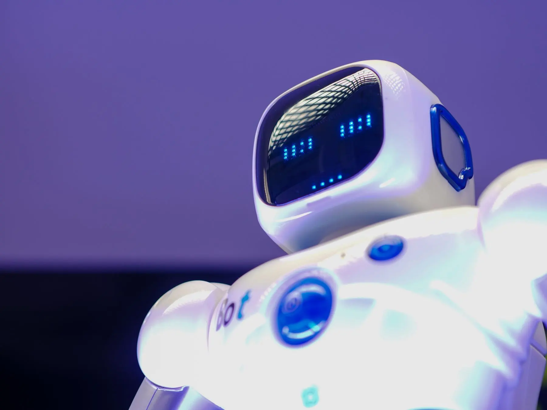 Moderner Roboter mit digitalem Gesicht