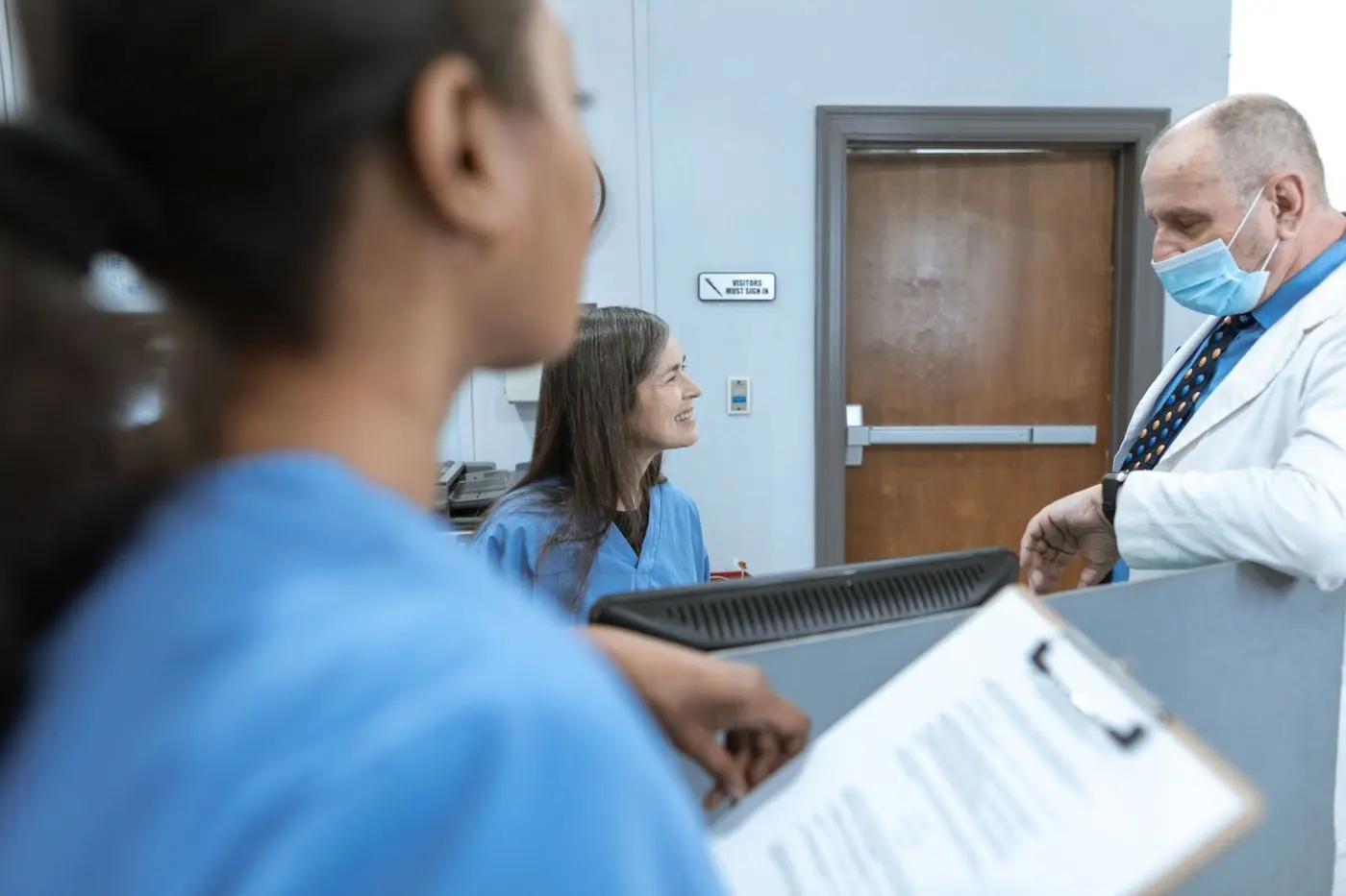 Ärztin im Gespräch mit einer Patientin