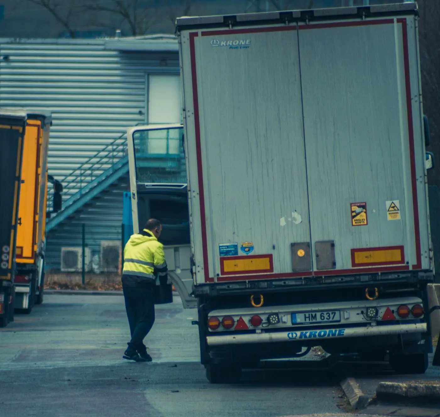 Lager mit Paketen und Transportfahrzeug