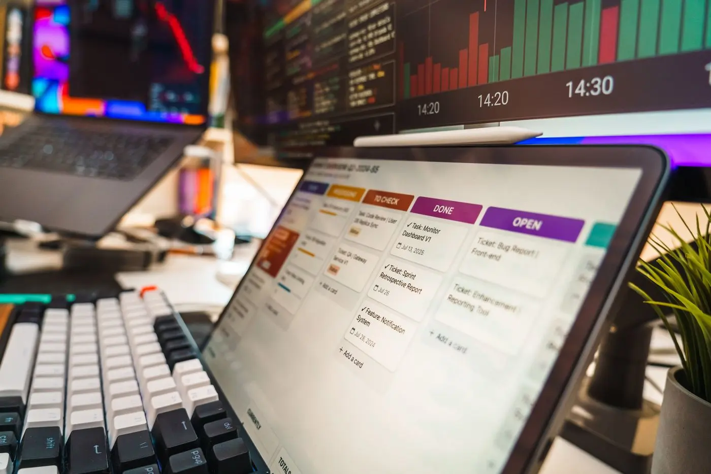 Arbeitsplatz mit mehreren Bildschirmen und Aufgaben-App
