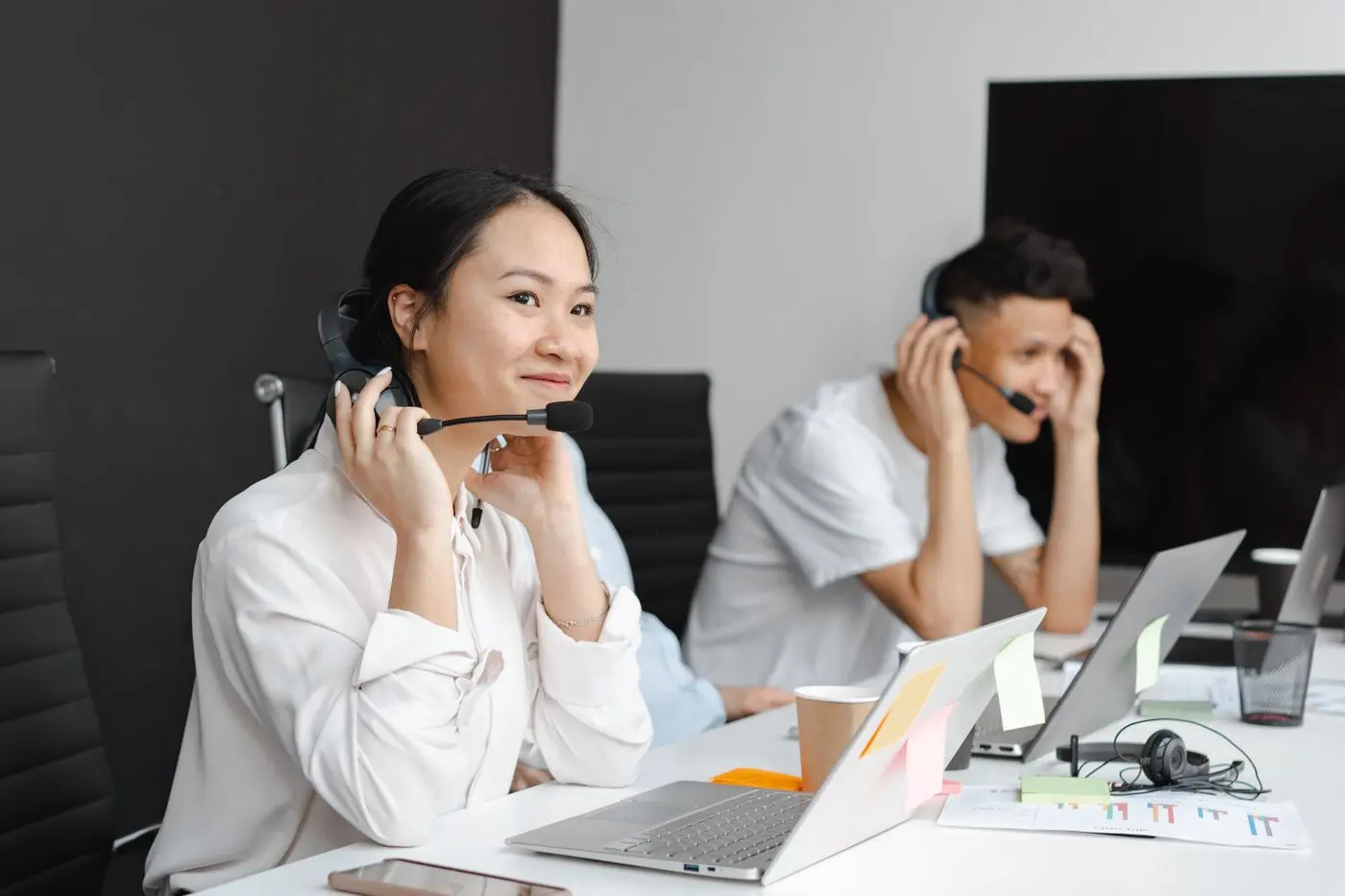 Support-Team mit Headsets in einem modernen Büro