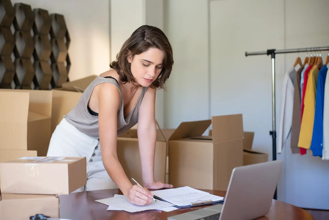 Inhaberin eines Online-Shops bei der Auftragsbearbeitung