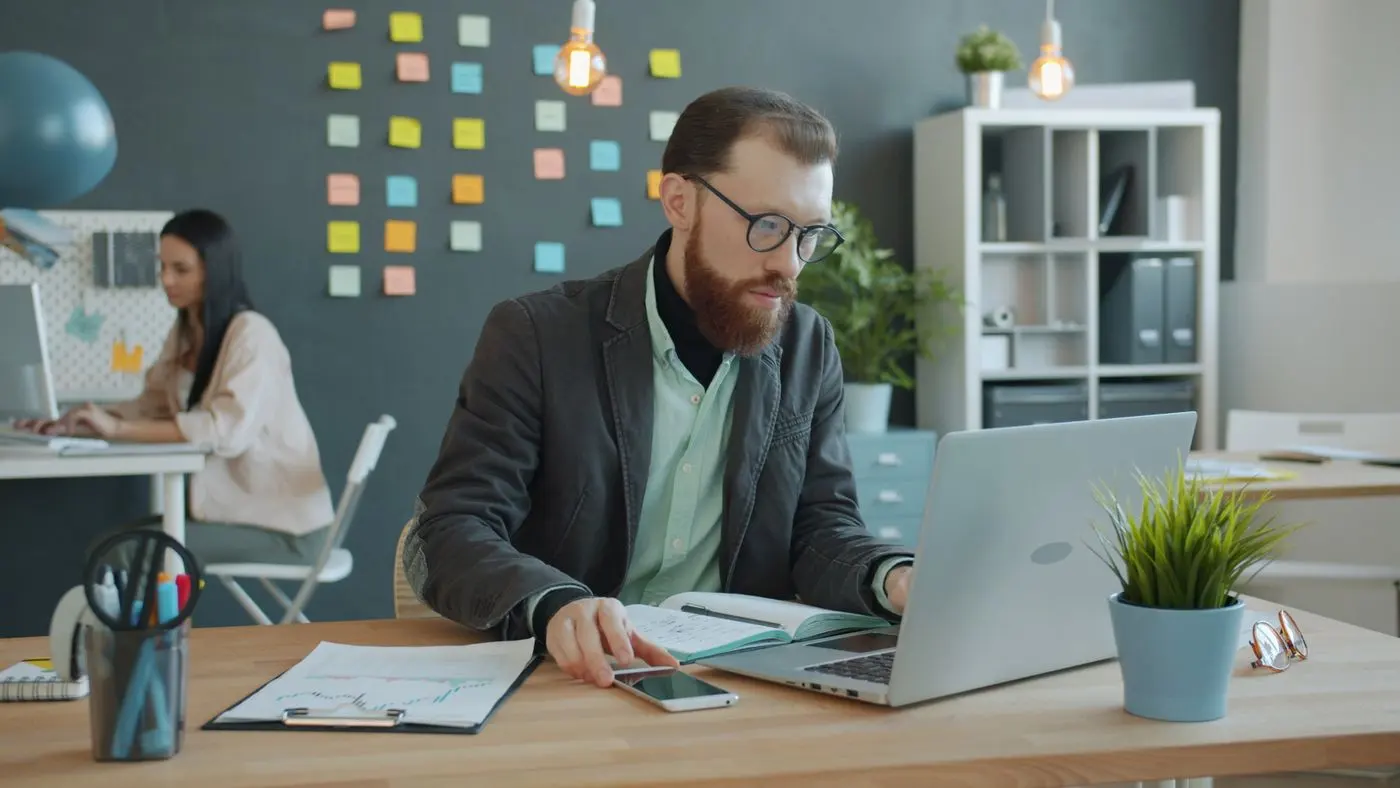 Mitarbeiter arbeitet konzentriert am Laptop im Büro