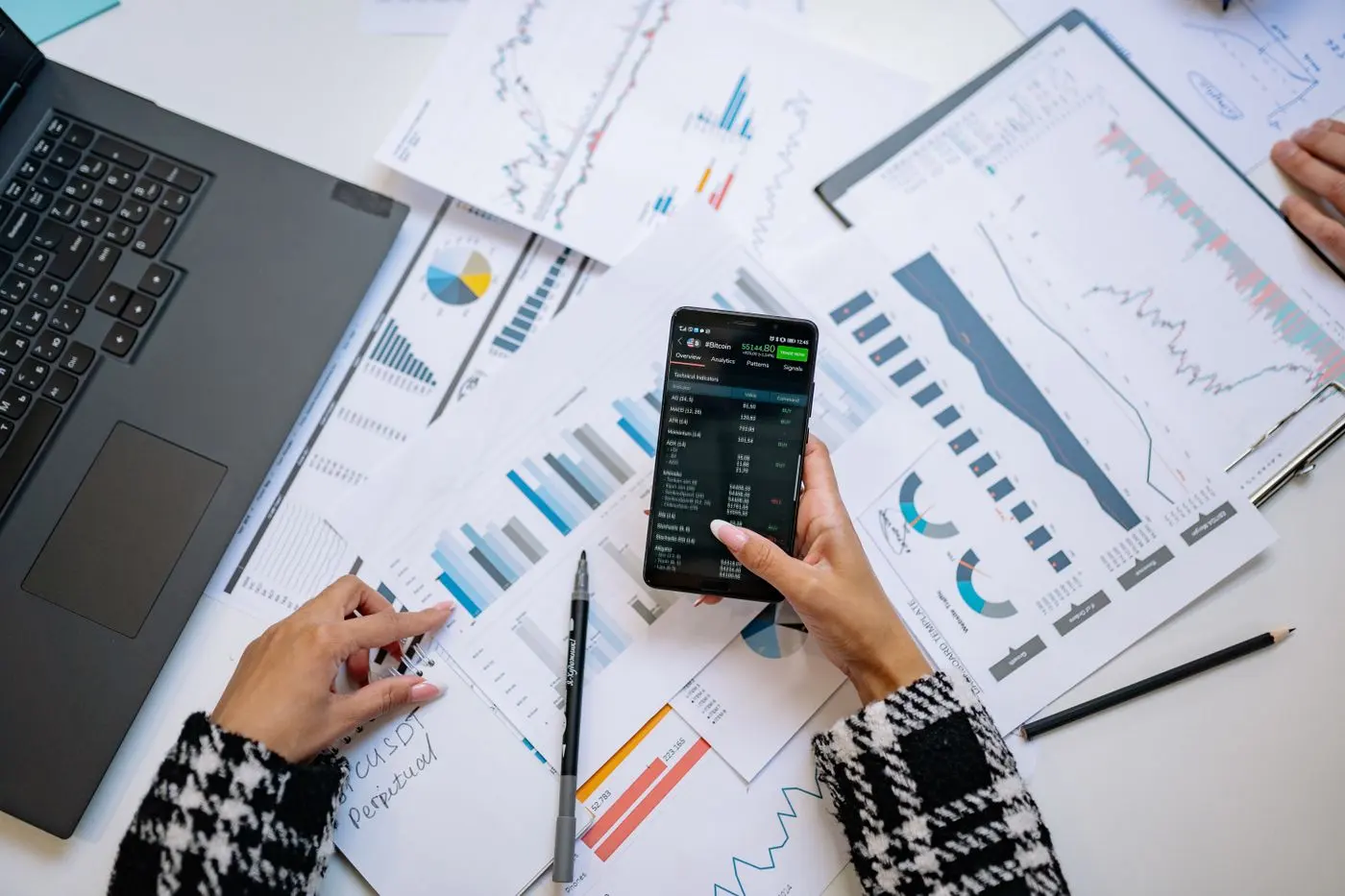 Auswertungen und Smartphone auf einem Schreibtisch