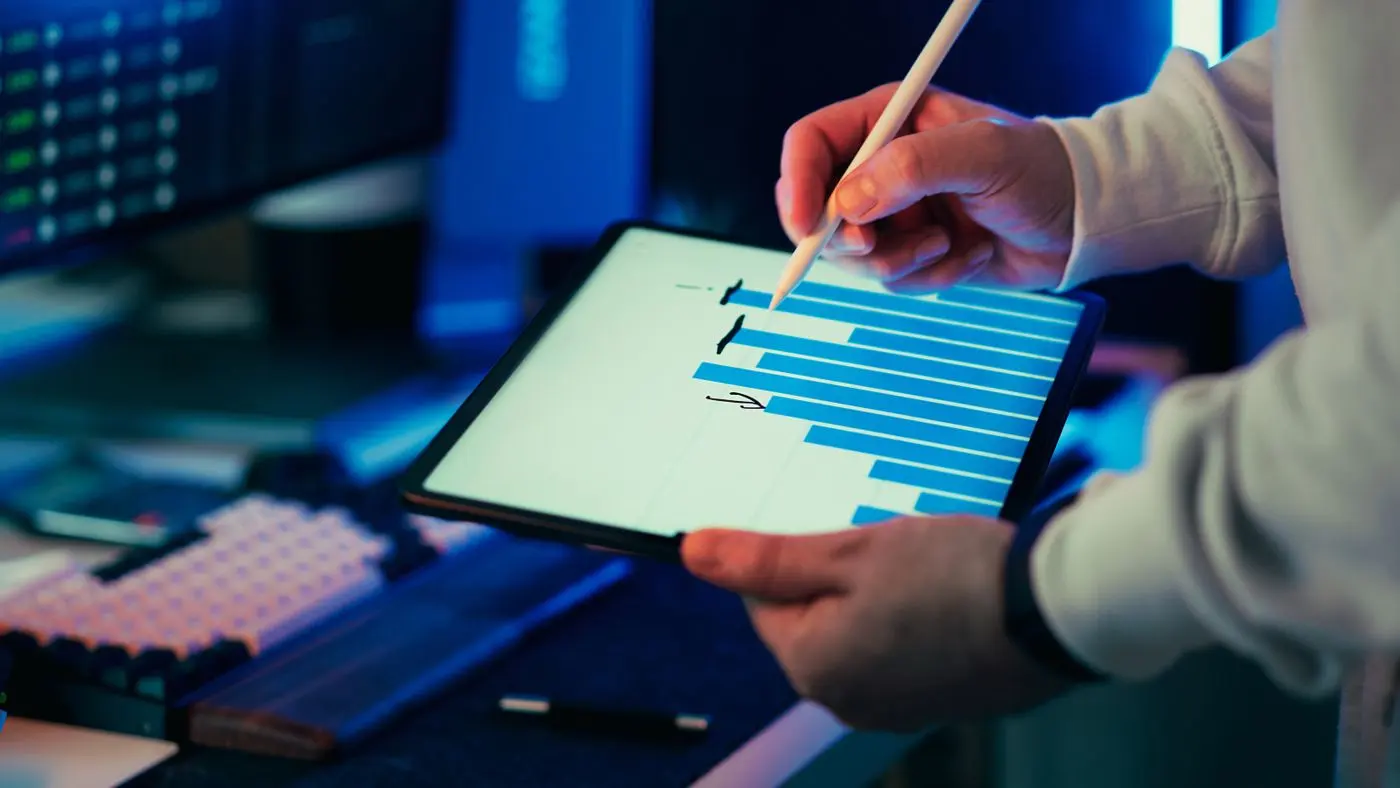 Tablet mit Diagrammen und Auswertungen