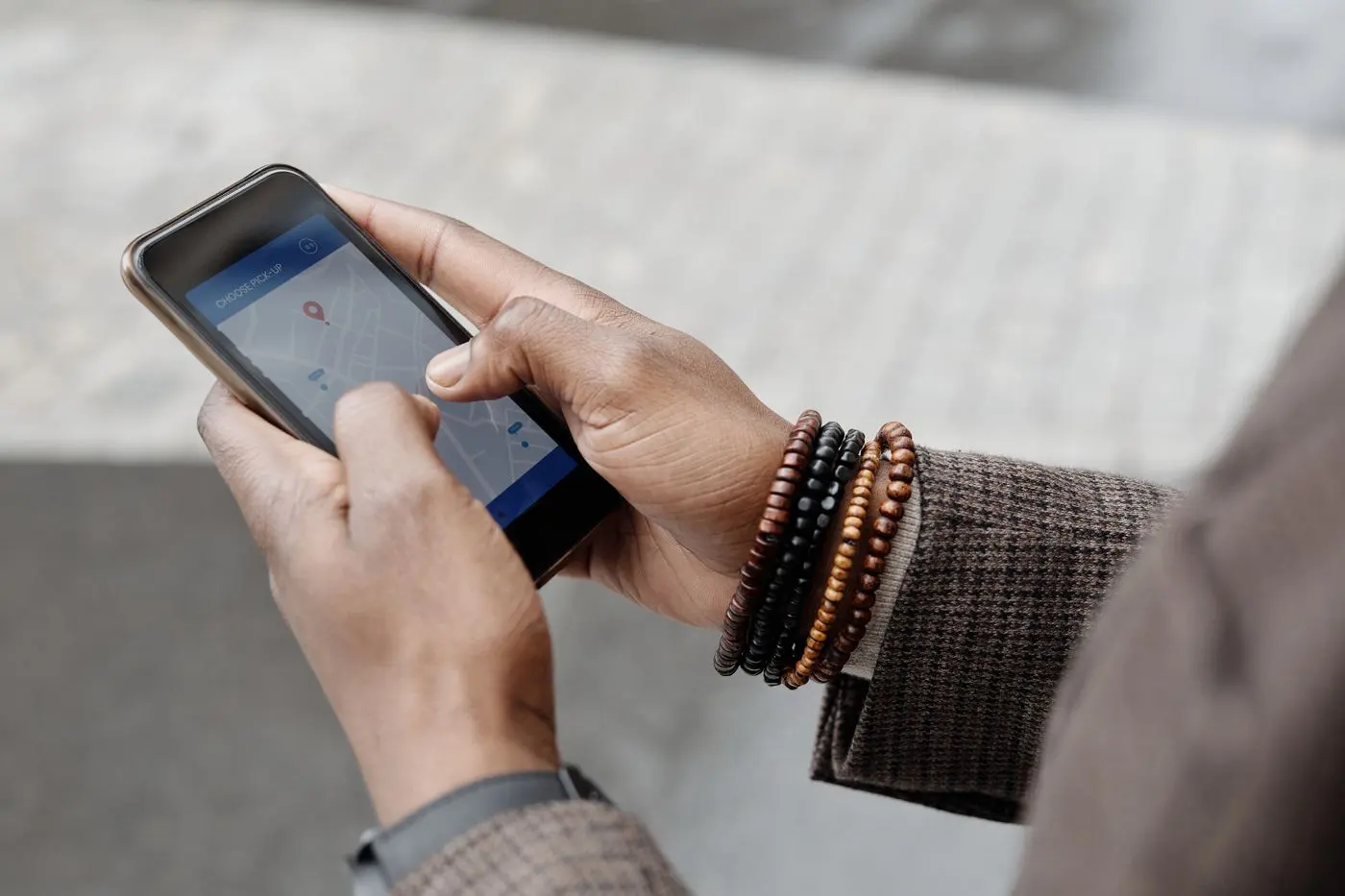 Person sucht mit dem Smartphone nach einem Ort in der Nähe